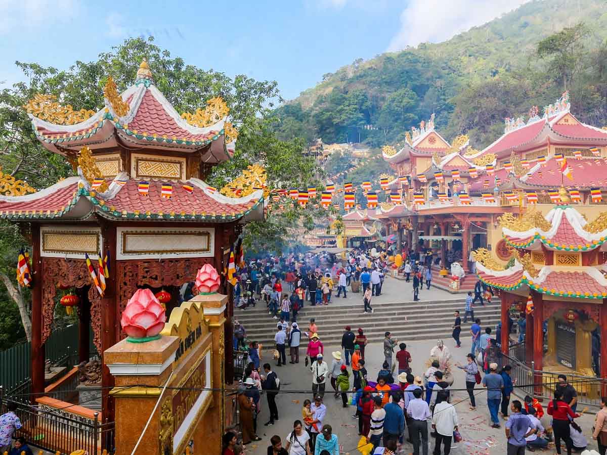 Ngày đầu tiên du khách có thể bắt đầu hành trình tham quan và trải nghiệm Núi Bà Đen Tây Ninh. (Nguồn: Sưu tầm)