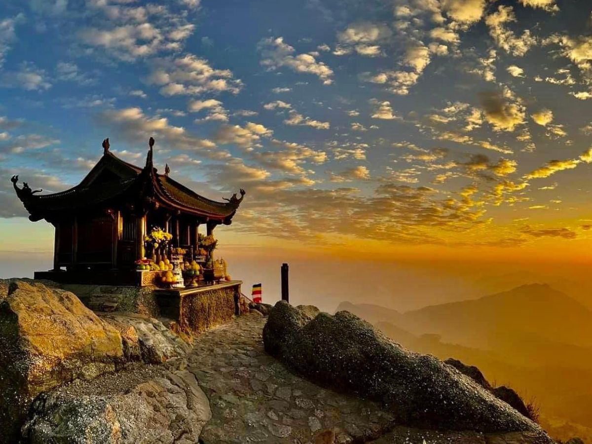 Chùa Đồng Yên Tử hiện lên linh thiêng giữa ánh bình minh
