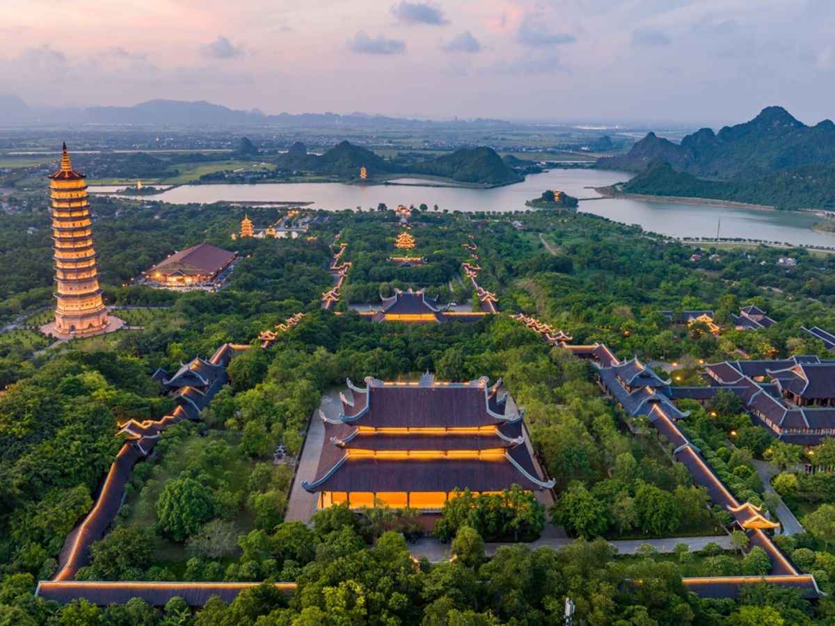 Quần thể chùa Bái Đính nổi bật giữa hồ núi xanh thanh tịnh