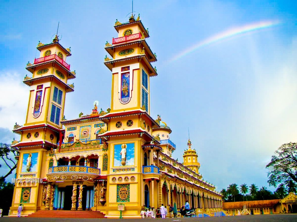 Dạo một vòng và khám phá tòa thánh Cao Đài Tây Ninh. 