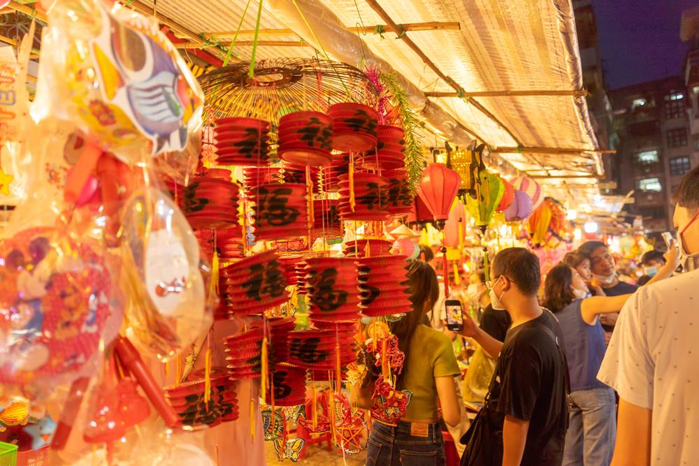 Phố lồng đèn Lương Nhữ Học rực rỡ trong mùa Trung Thu, thu hút đông đảo du khách đến tham quan và chụp ảnh.