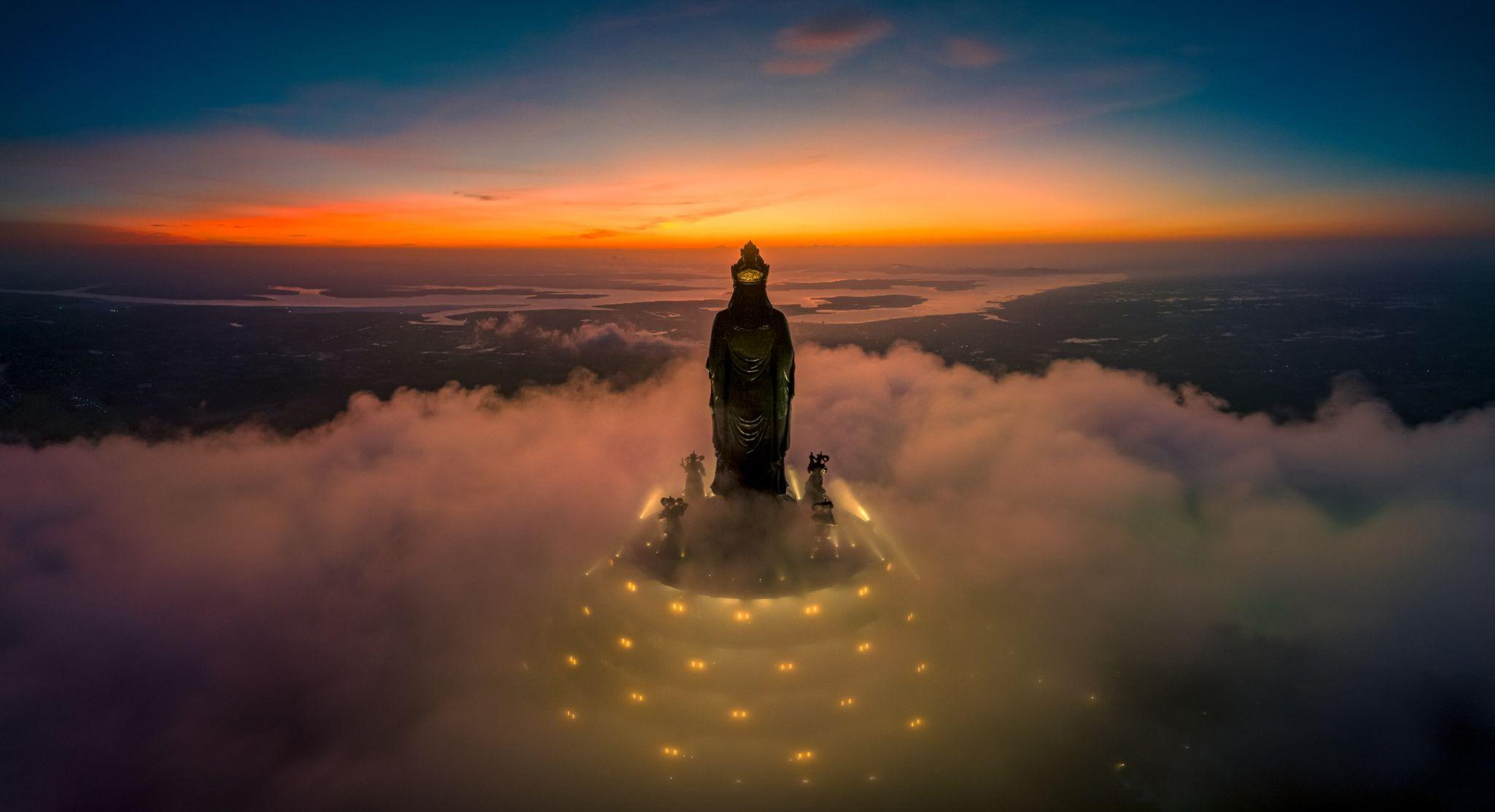 Ngắm nhìn bình minh từ đỉnh núi Bà Đen tại Sun World Ba Den Mountain.