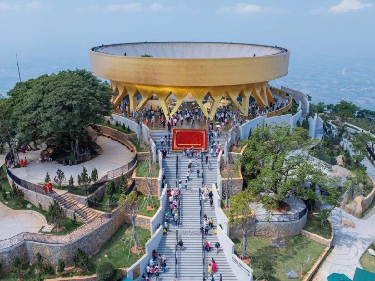 Hành trình trải nghiệm không gian tâm linh trên đỉnh núi Bà Đen linh thiêng. (Nguồn: Sưu tầm)