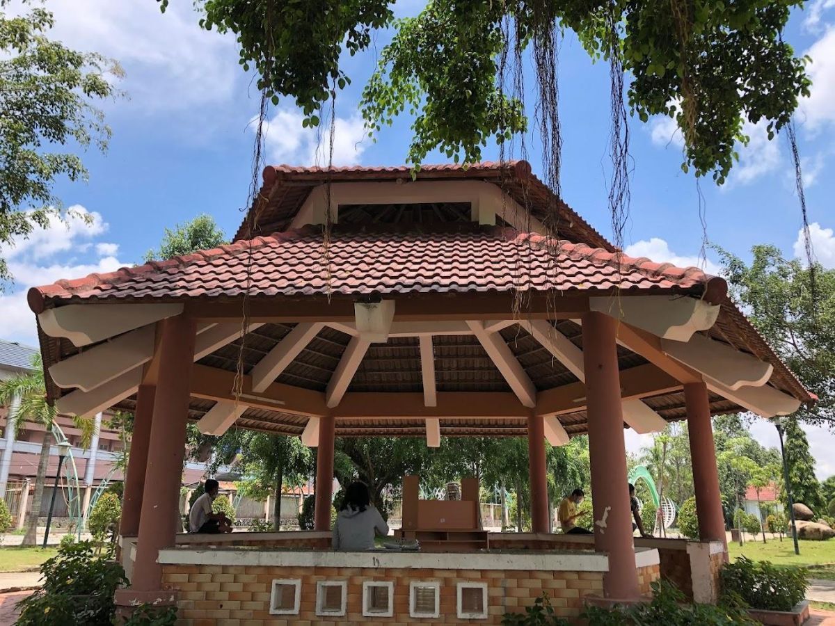 Điểm nghỉ chân trong khuôn viên công viên Xuân Hồng. (Nguồn: Sưu tầm)