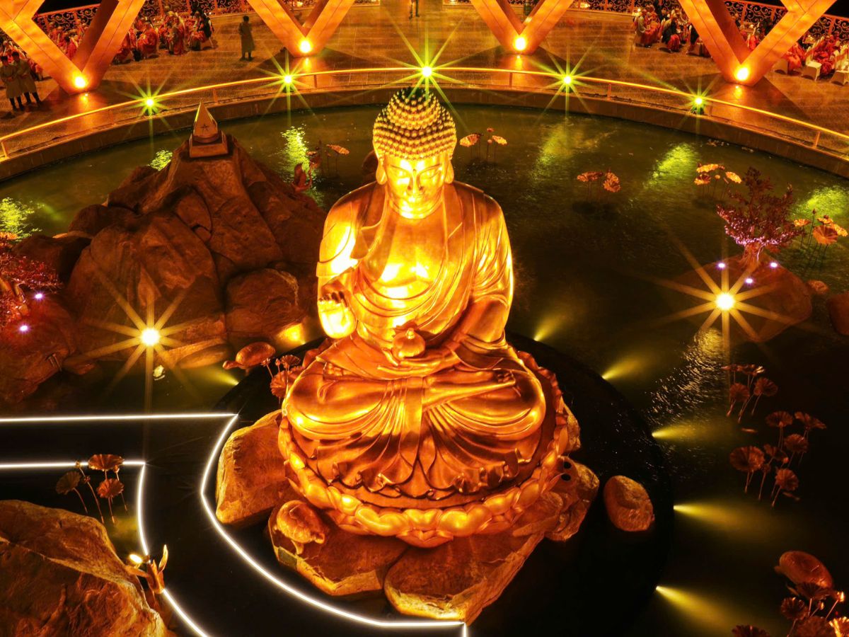 Không gian vườn Ưu Đàm và tượng Phật Câu Na uy nghi trên đỉnh núi Bà Đen. (Nguồn: Sưu tầm)