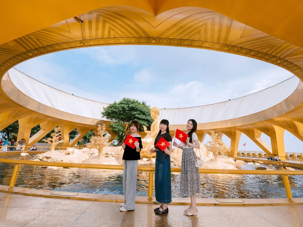 Không gian vườn Ưu Đàm trên đỉnh Bà Đen thu hút du khách đến chiêm bái.
