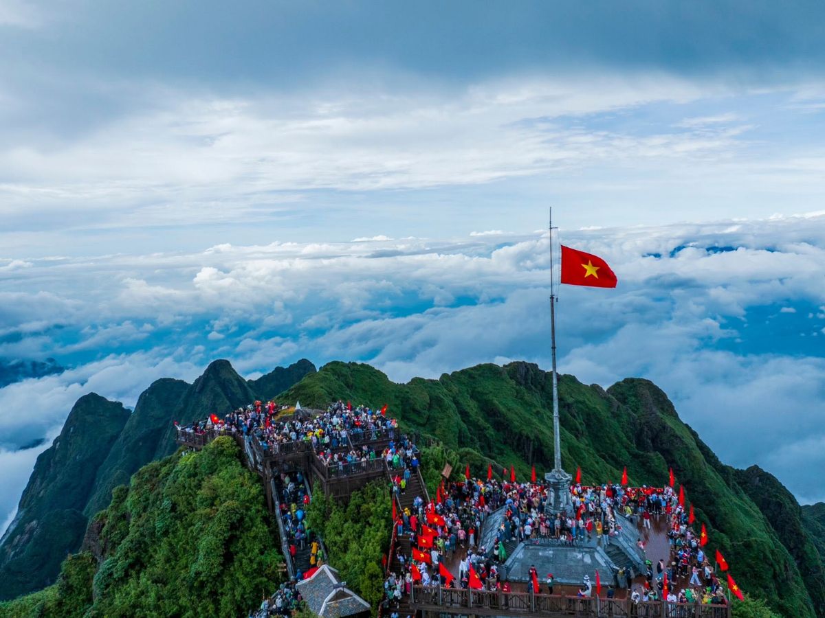 Du khách chinh phục đỉnh Fansipan giữa biển mây và núi rừng Tây Bắc.