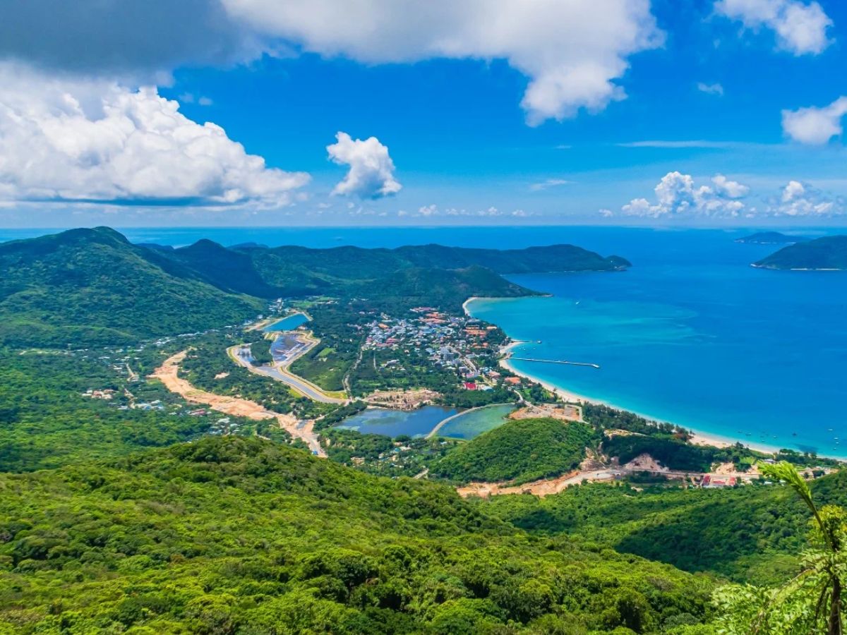 Côn Đảo gây ấn tượng với cảnh sắc biển xanh hòa cùng núi rừng xanh mát.