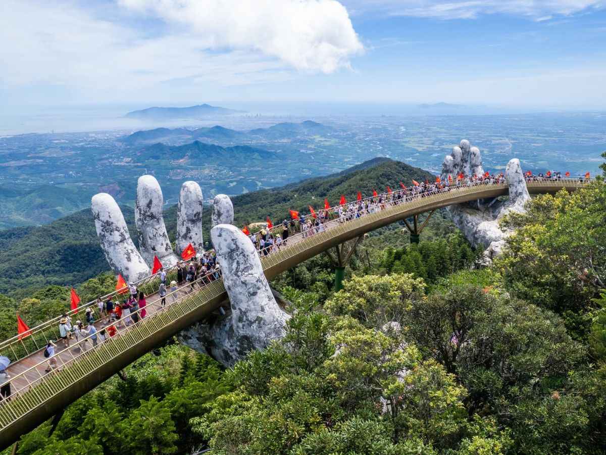 Cầu Vàng nổi bật giữa núi rừng với tầm nhìn khoáng đạt tại Bà Nà Hills