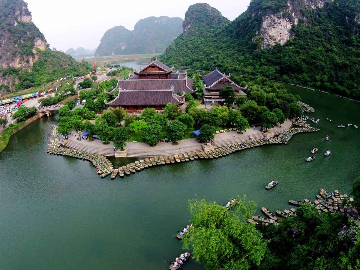 Tràng An nổi bật với non nước hữu tình giữa núi đá vôi Ninh Bình.