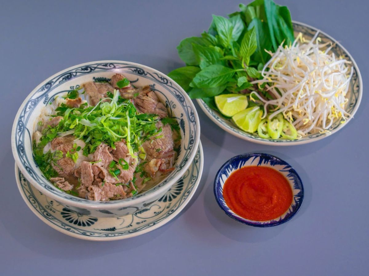 Tô phở bò nóng hổi ăn kèm rau xanh cho hành trình khám phá Tây Ninh.