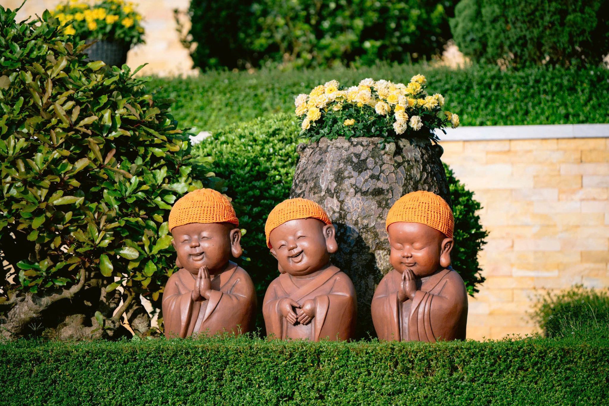 Các bức tượng chú tiểu là thông điệp về một cuộc sống an nhiên, vô ưu vô lo và buông bỏ phiền não.