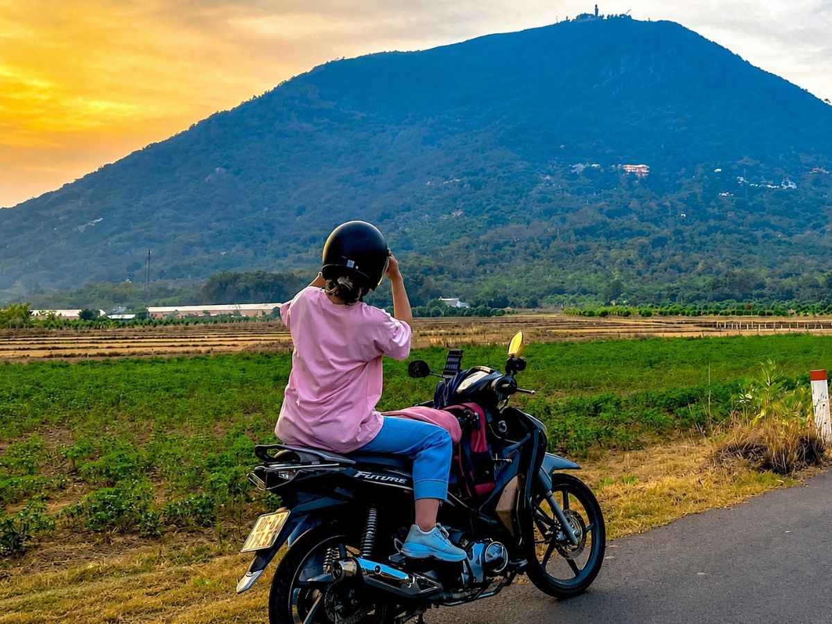 Du khách dừng xe ngắm Núi Bà Đen trên hành trình phượt Tây Ninh.