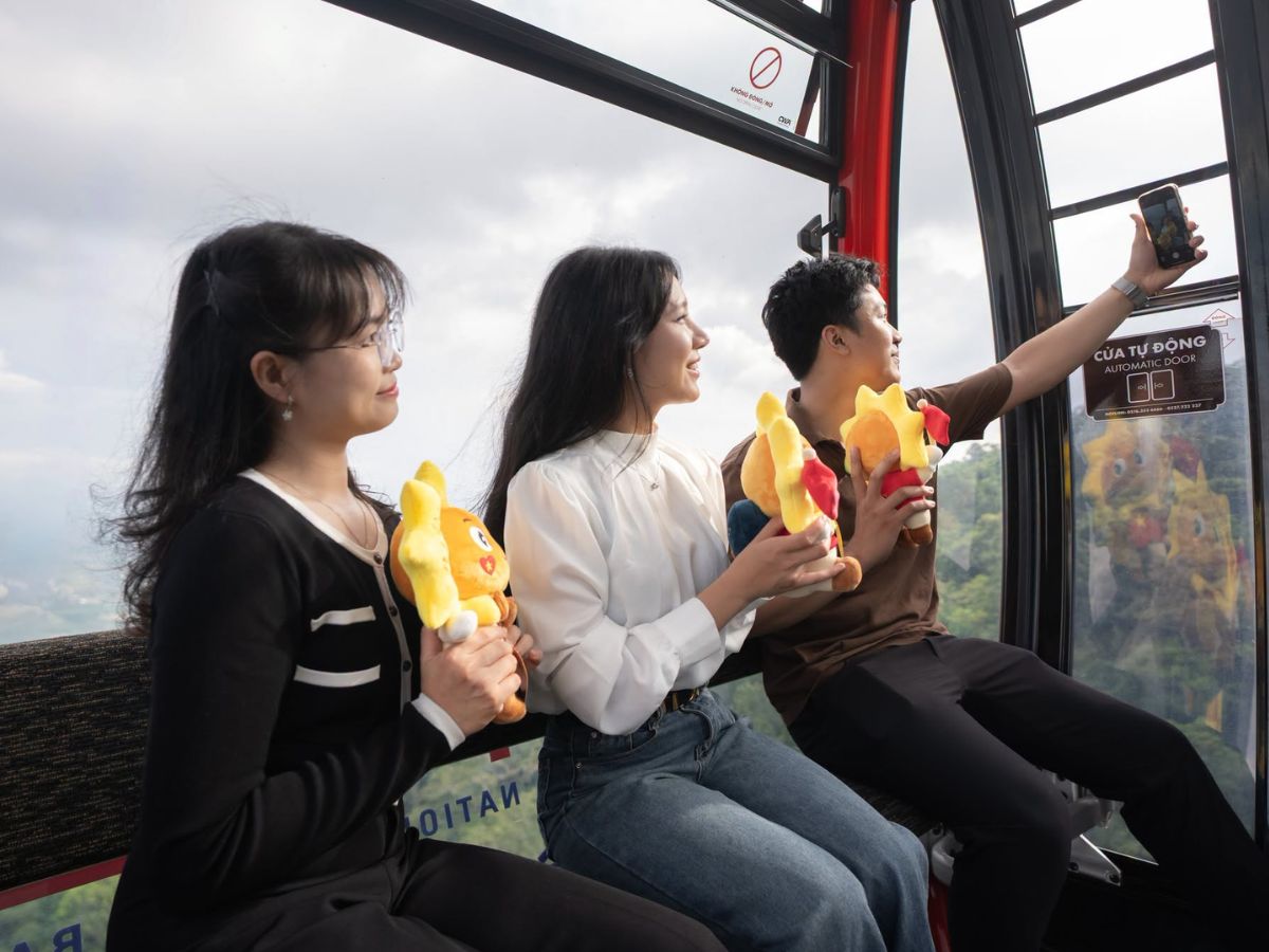 Du khách chụp ảnh và ngắm cảnh từ cabin cáp treo Núi Bà Đen. 
