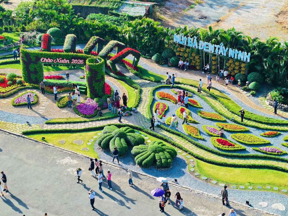 Kết hợp trekking và cáp treo giúp hành trình khám phá Núi Bà Đen thêm cân bằng.