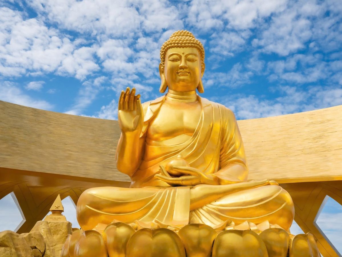 Tôn tượng Đức Phật Câu Na Hàm Mâu Ni tỏa sắc vàng tại Vườn Ưu Đàm.