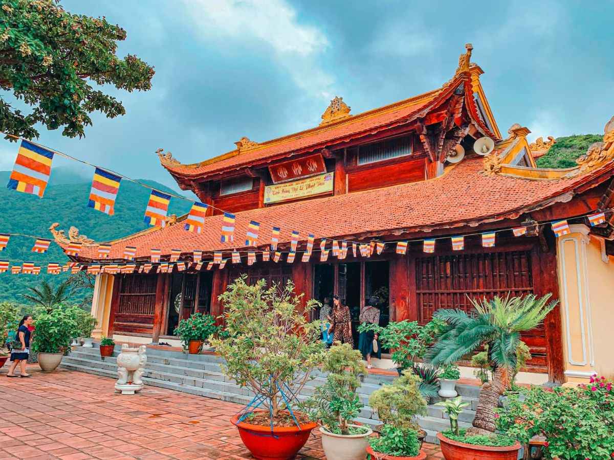 Vân Sơn Tự thanh tịnh giữa cảnh núi non xanh mát của Côn Đảo.