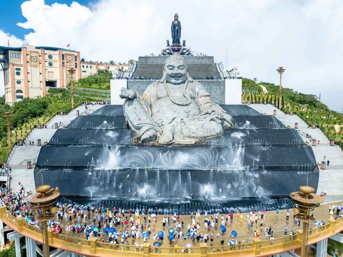 Tượng Di Lặc an nhiên bên thác nước trên đỉnh Núi Bà Đen.