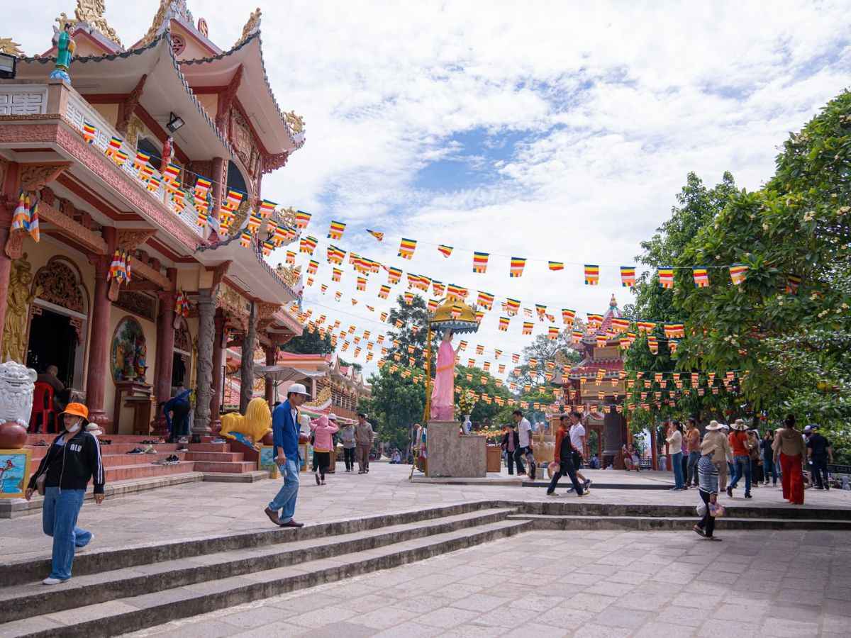 Không gian chiêm bái tại chùa Bà trên hành trình về Tây Ninh.