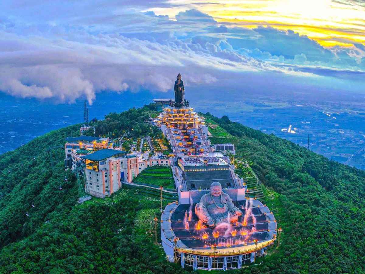 Quần thể tâm linh Núi Bà Đen nổi bật giữa mây trời Tây Ninh.