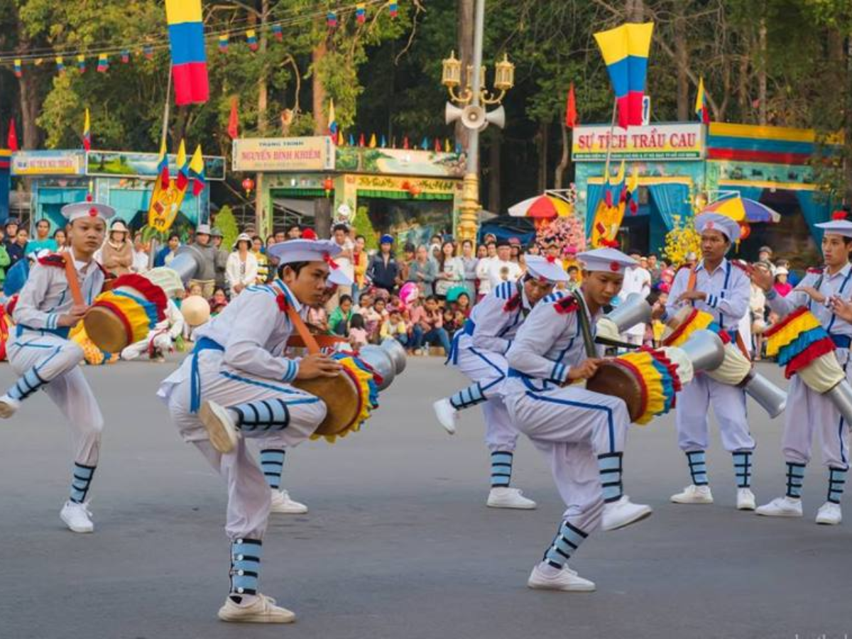 Nghệ sĩ Khmer trình diễn múa trống Chhay-dăm trên đỉnh Núi Bà Đen