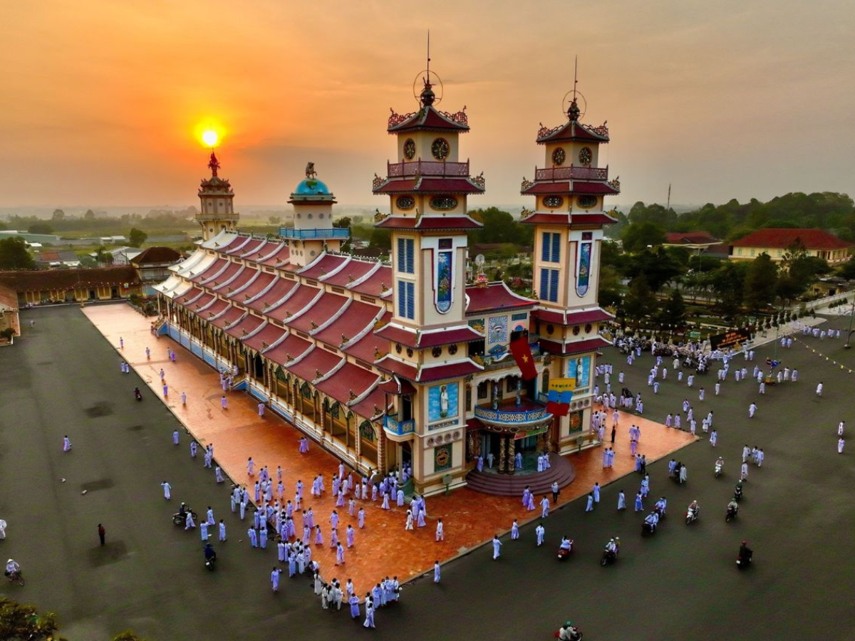 Kiến trúc Tòa Thánh Cao Đài Tây Ninh nhìn từ khuôn viên chính