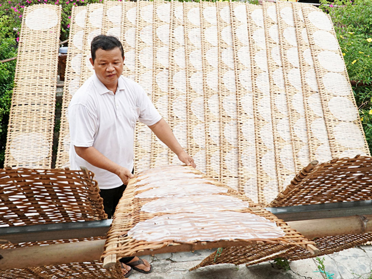 Người dân Trảng Bàng phơi bánh tráng trên những phên tre dưới nắng