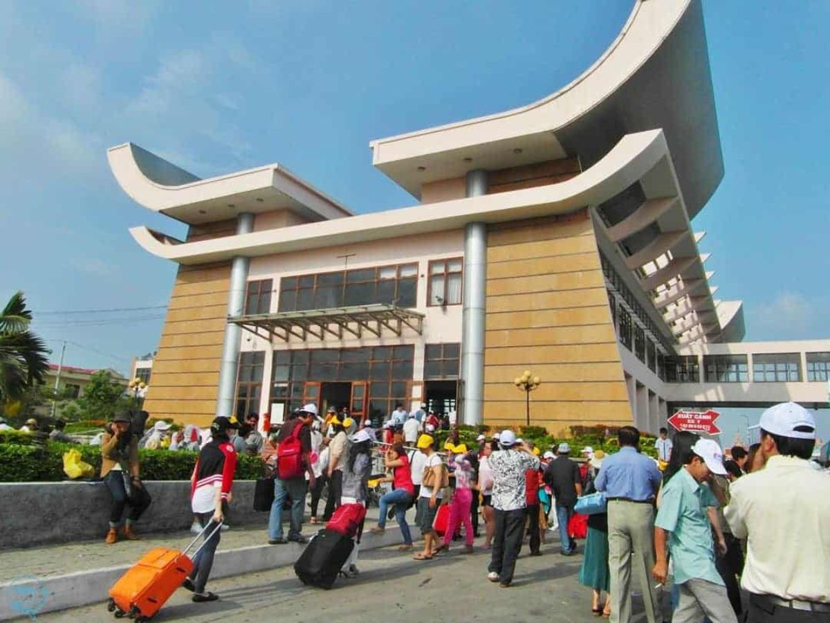 Du khách thực hiện thủ tục đi qua cửa khẩu