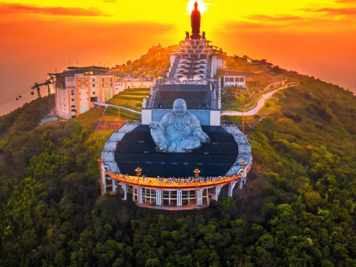 Núi Bà Đen linh thiêng là điểm đến nổi bật trong hành trình
