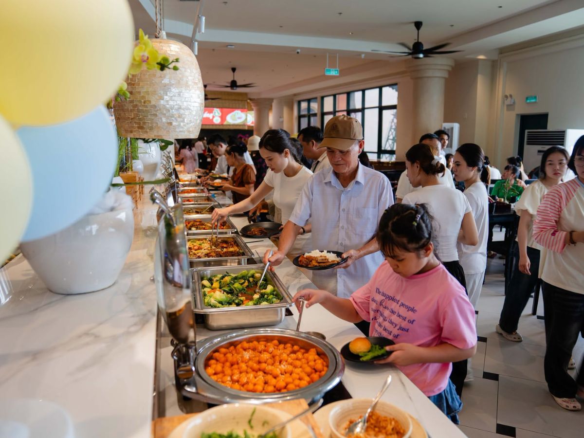 Khách tham quan lựa chọn món ăn tại nhà hàng buffet Vân Sơn sang trọng. 