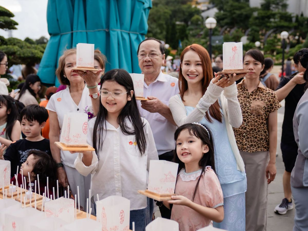 Gia đình cùng nhau nâng niu từng ngọn hoa đăng trong mùa Vu Lan