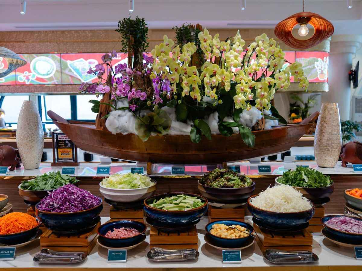 Khu vực quầy buffet Vân Sơn phong phú với các món salad và rau củ tươi ngon tại nhà hàng.