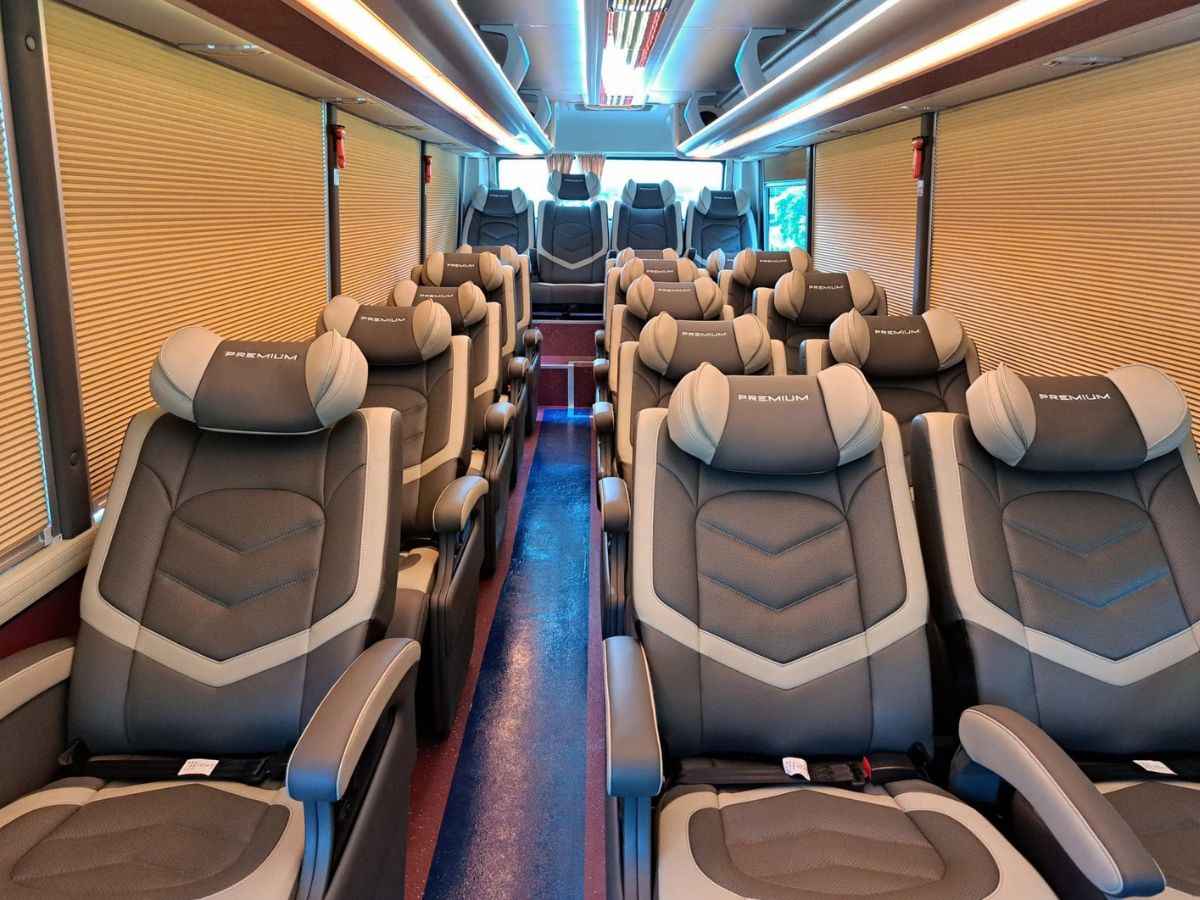 Nội thất xe limousine rộng rãi cho hành trình đến Tây Ninh. 