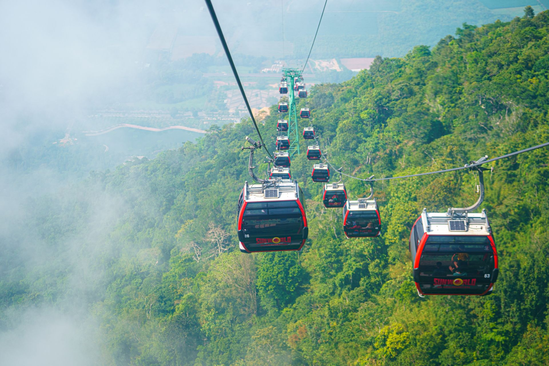 Tuyến cáp treo Vân Sơn sở hữu hệ thống cabin hiện đại, mang đến trải nghiệm tốt cho du khách.