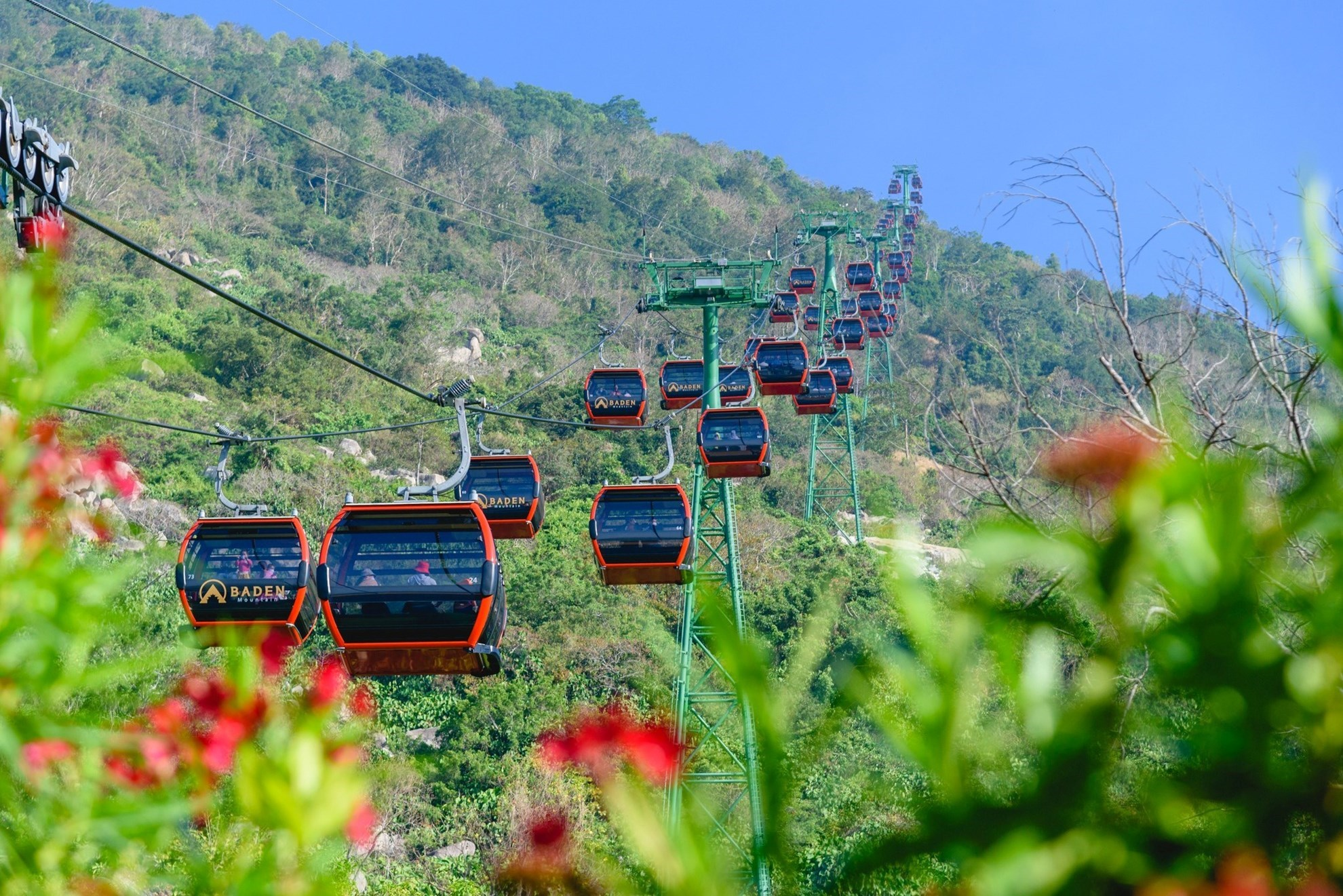 Du khách có thể ngắm nhìn toàn cảnh thiên nhiên núi Bà Đen từ trên cao bằng cáp treo.