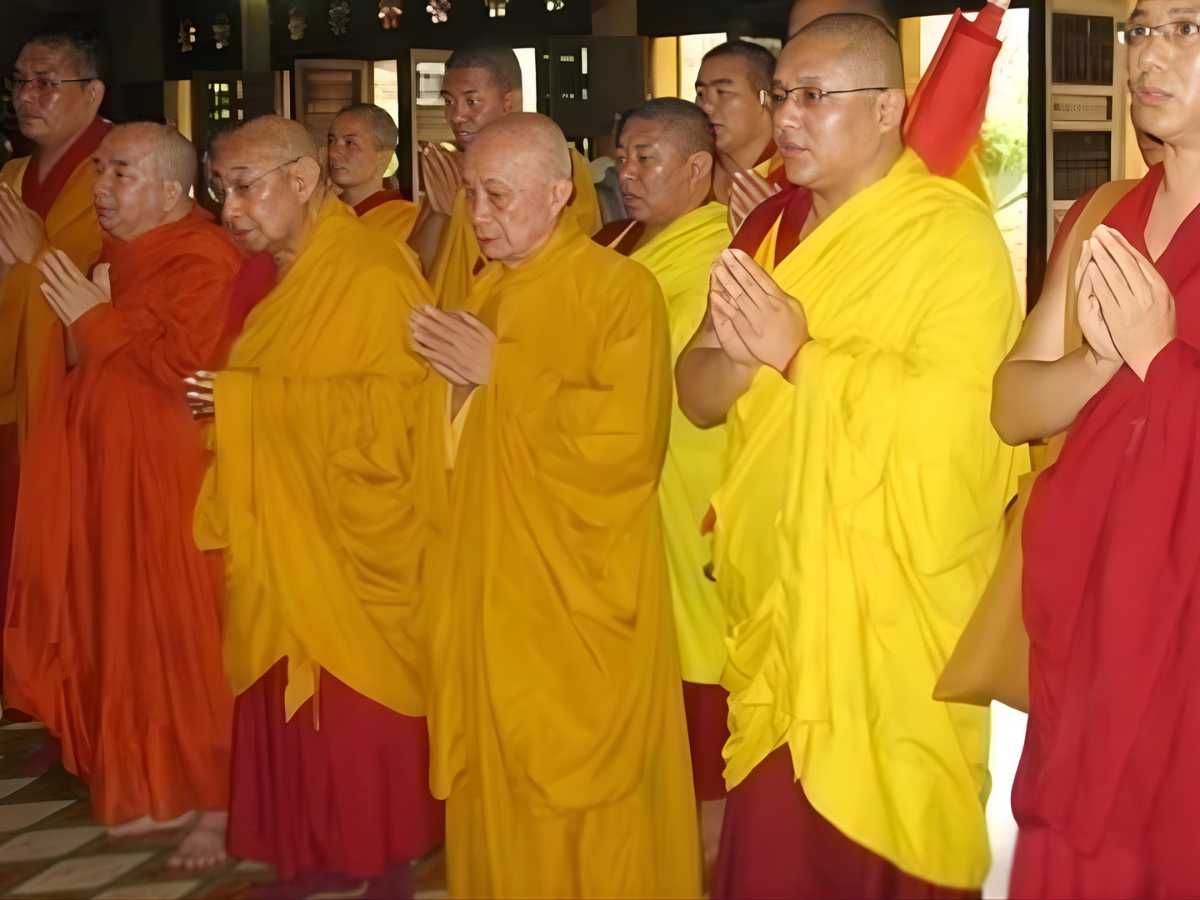 Tulku trong Phật giáo Tây Tạng bắt nguồn từ tiếng Tây Tạng sprul sku với ý nghĩa “hóa thân” hay “thân xuất hiện”