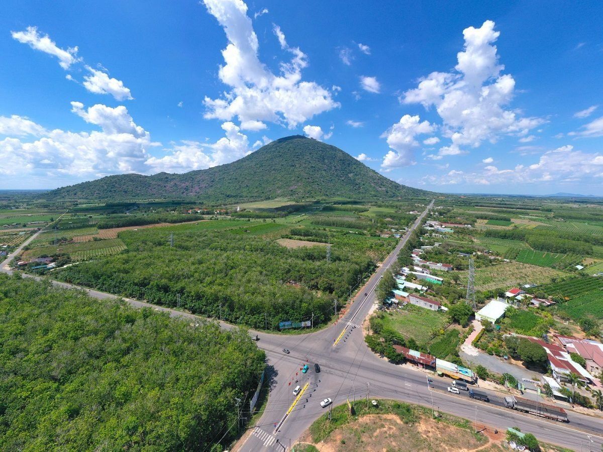 Núi Bà Đen nằm cách trung tâm Tây Ninh khoảng 10 km.