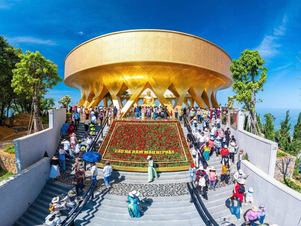 Du khách tham quan quần thể tâm linh trên đỉnh núi Bà Đen. 