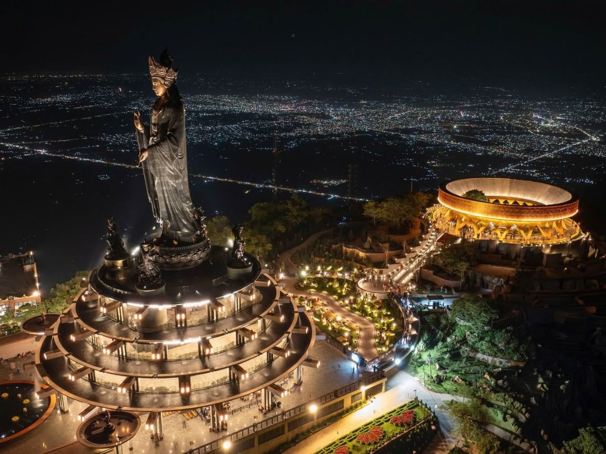 Du khách chiêm bái quần thể tâm linh núi Bà Đen đặc sắc.