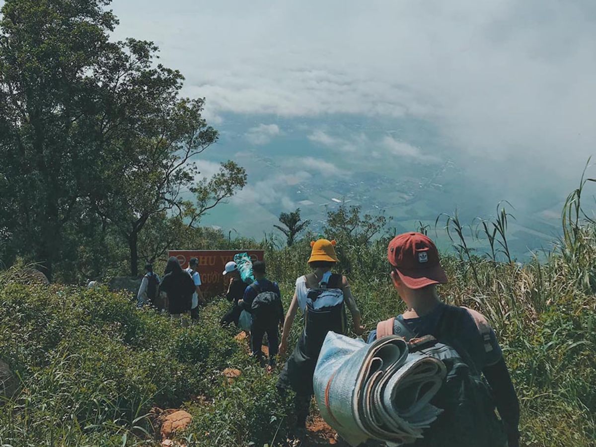 Trekking núi Bà Đen luôn thu hút du khách.