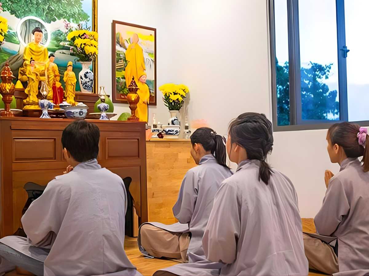Chuẩn bị không gian sạch sẽ, gọn gàng và tâm thế trang nghiêm trước khi vào thời kinh