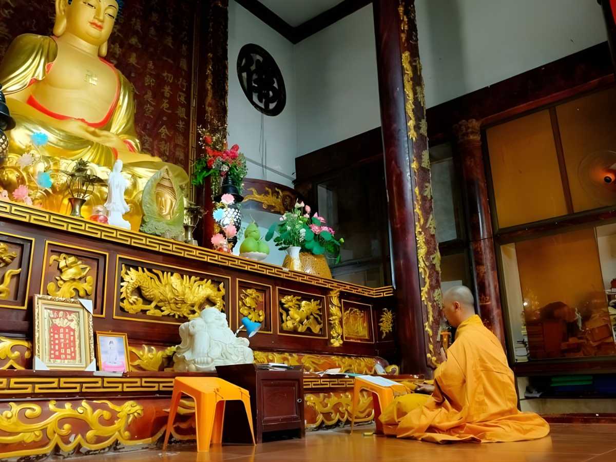 Tụng kinh mỗi ngày được xem như một phương pháp thực hành tâm linh giúp mở ra khoảng lặng cho tâm trí.