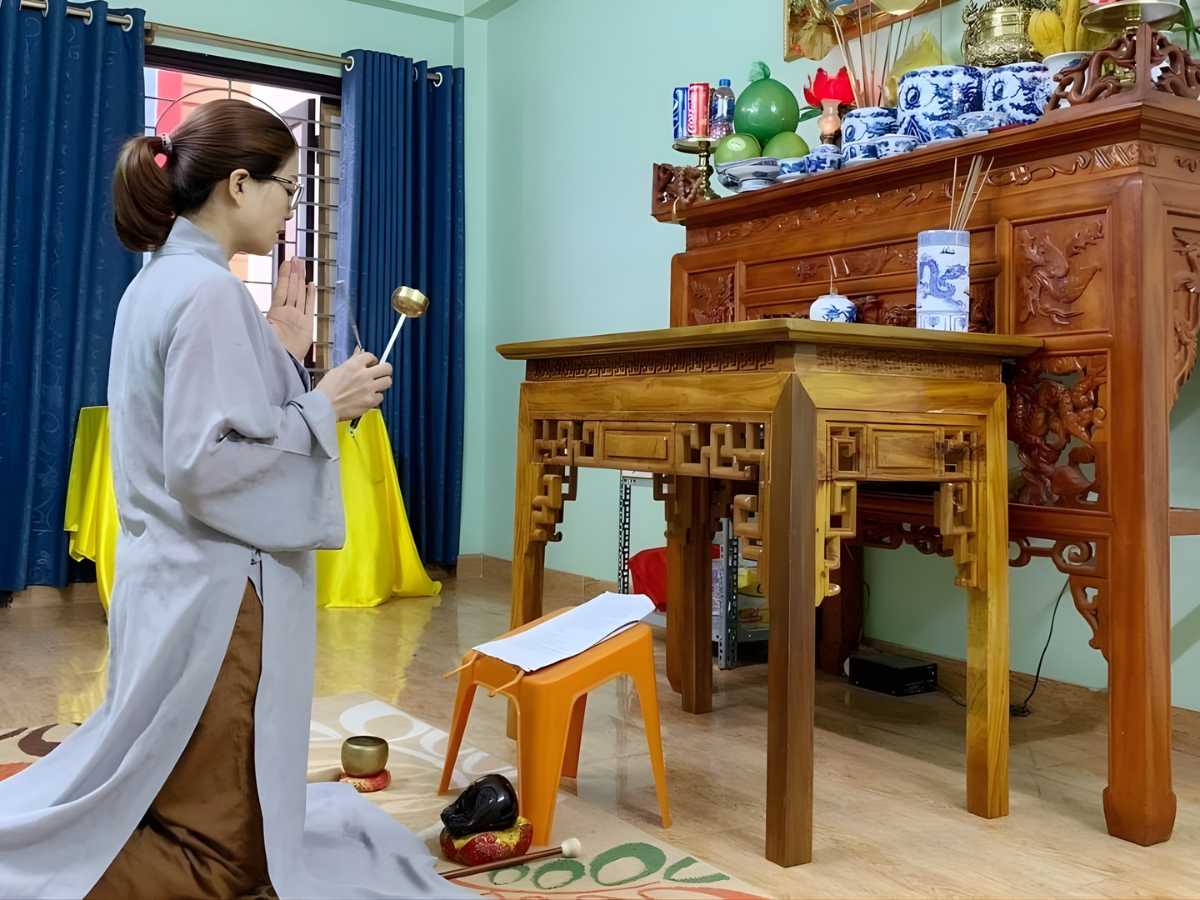 Trình tự thực hiện nghi thức hồi hướng tại nhà bắt đầu bằng việc thắp hương và chắp tay khấn Phật