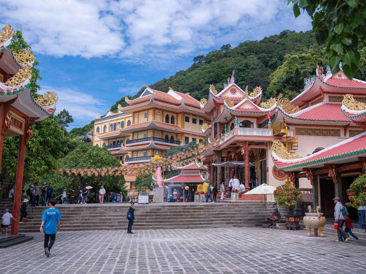 Hệ thống chùa cổ Núi Bà Đen gìn giữ nhiều giá trị văn hóa tâm linh. 