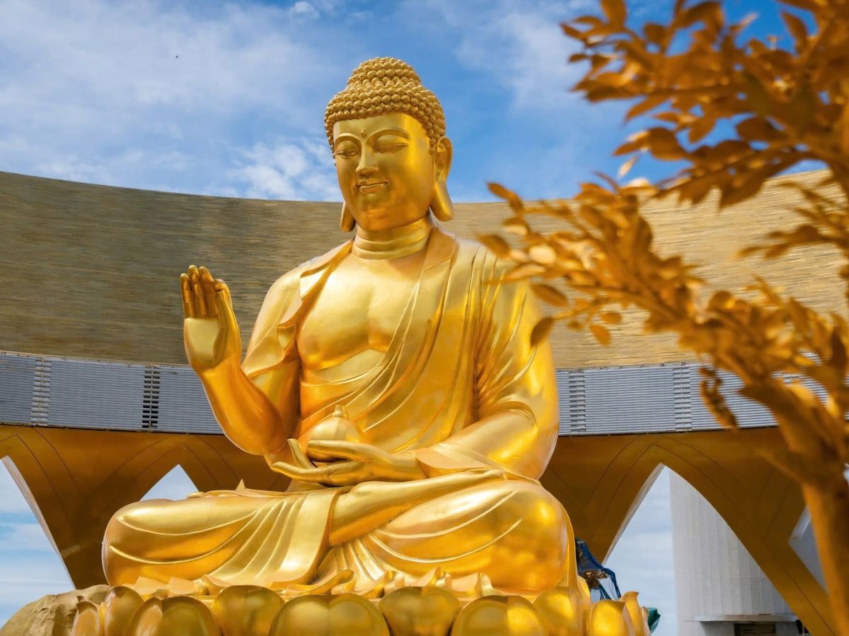 Tôn tượng Đức Phật Câu Na Hàm Mâu Ni nổi bật giữa Vườn Ưu Đàm. 
