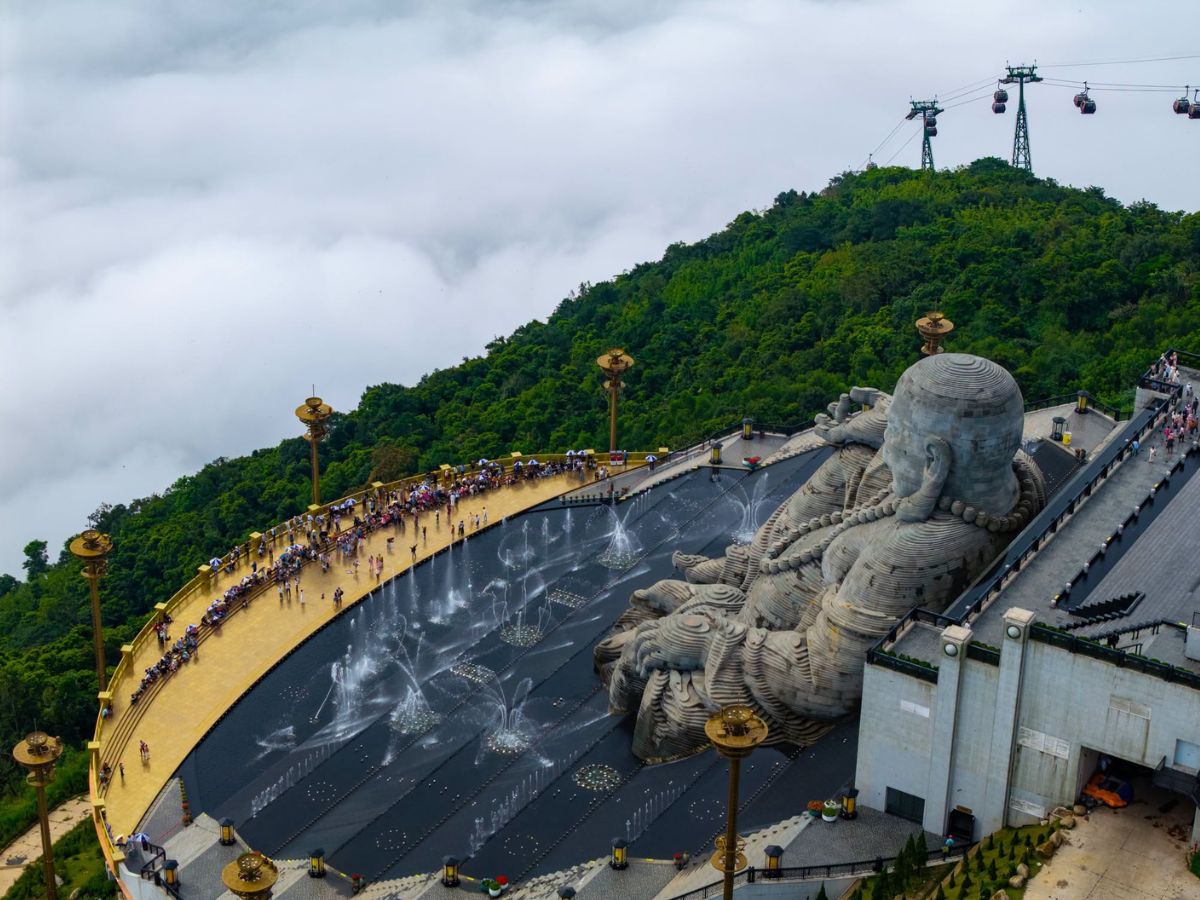 Tượng Phật Di Lặc và Cầu Ước tạo nên không gian hoan hỉ trên đỉnh Núi Bà Đen. 