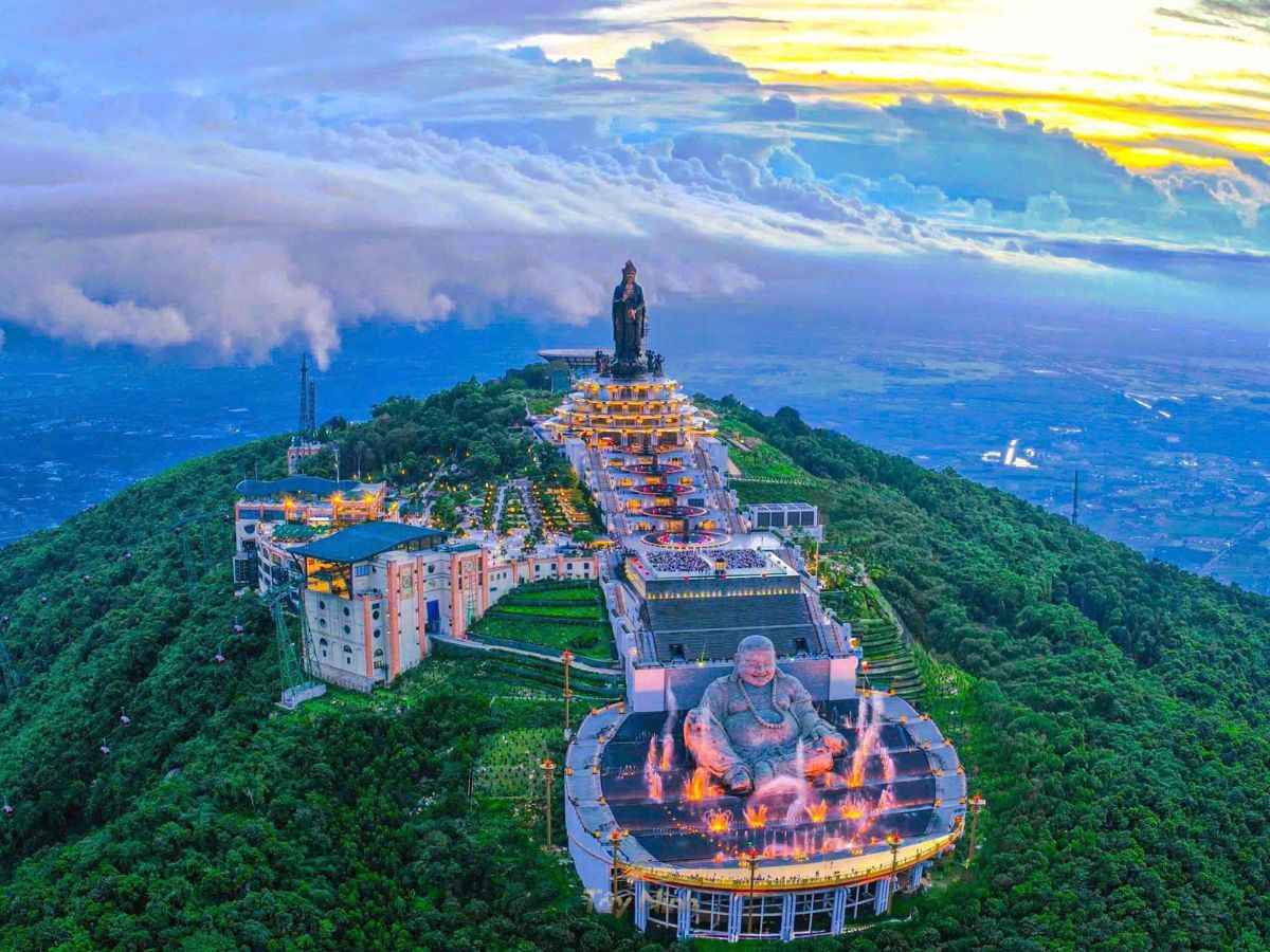 Núi Bà Đen kết hợp cảnh quan và các công trình tâm linh nổi bật.