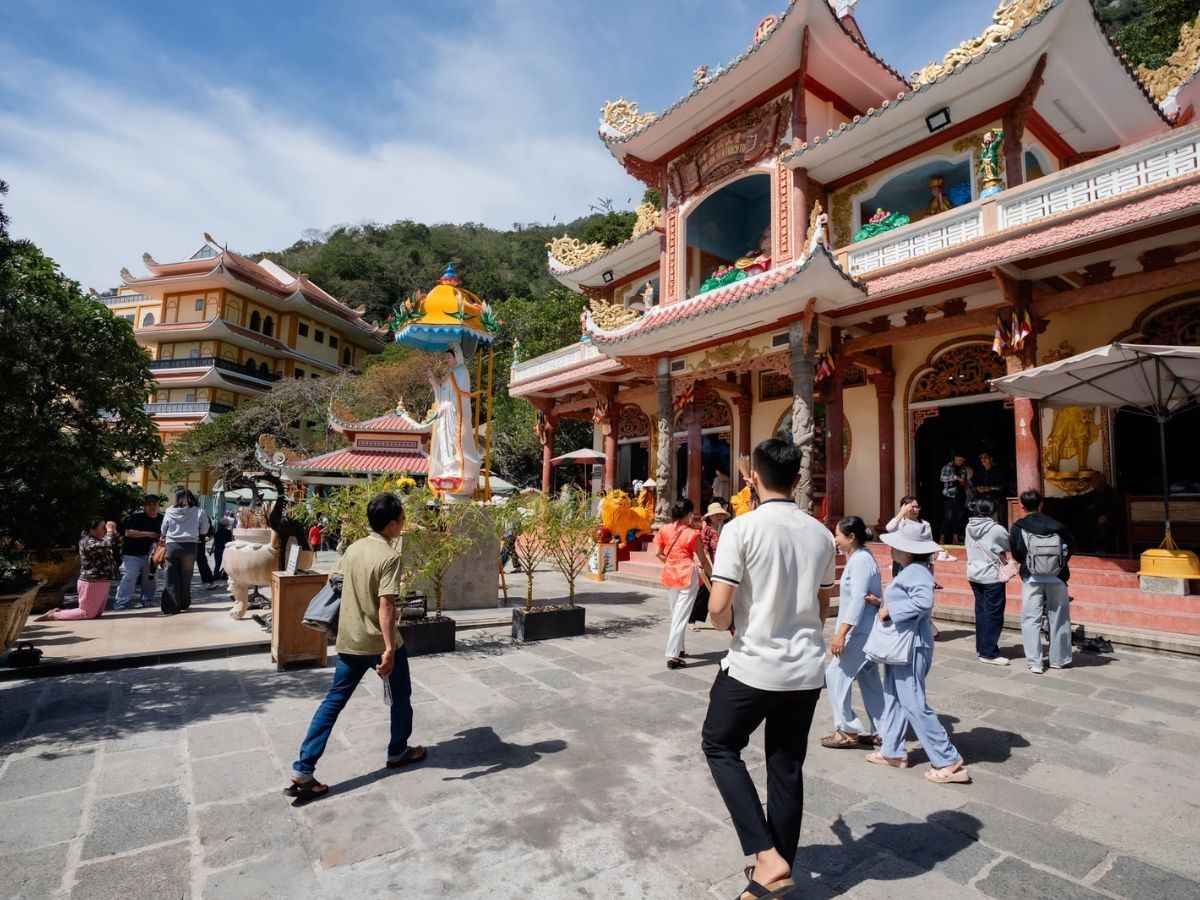 Giữ trang phục lịch sự giúp hành trình chiêm bái tại Núi Bà Đen trang nghiêm hơn