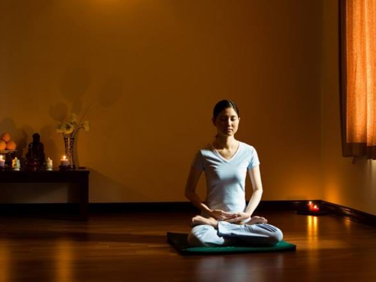 Người thực hành thiền trong không gian yên tĩnh, ánh sáng nhẹ