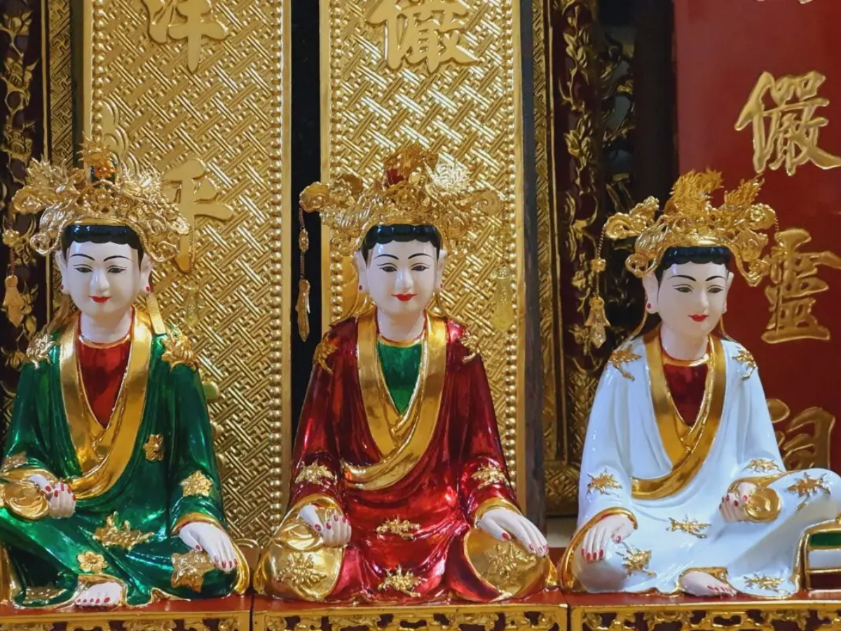 Không gian Tam Tòa Thánh Mẫu với hệ thống màu sắc tượng trưng 